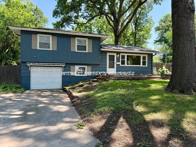 Spacious Home 3 Bedroom w/Fin basement for... - Spacious Home 3 Bedroom w/Fin basement for...