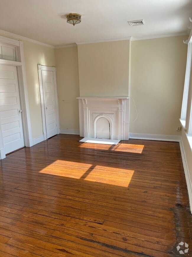 Building Photo - Newly Updated 3 bdrm/2 bath House Located ...