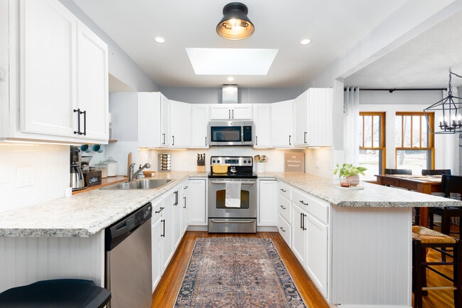 Building Photo - 1120 W Broadway Unit #1