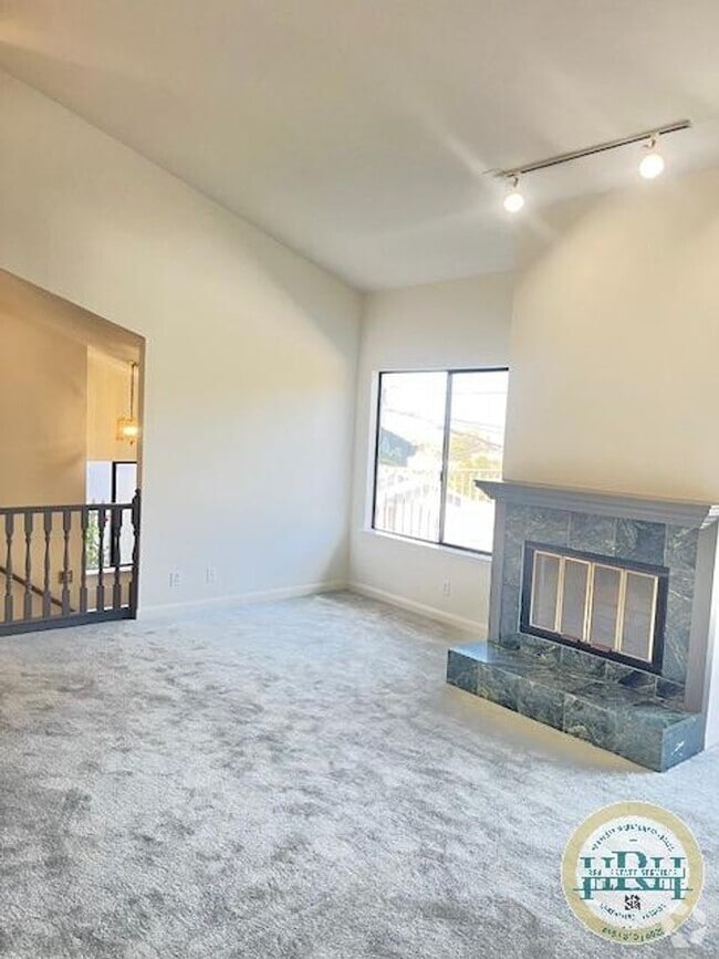 Building Photo - Spacious 3BR|2.5BA Home in the heart of Br...