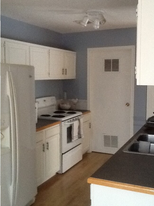 Building Photo - 5-35 Acadia Rd W