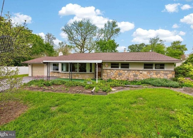 Building Photo - 221 Hillside Dr