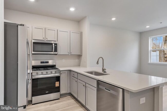 Photo - 69 Alexander Wy