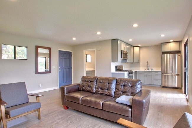 Photo - 915-915 1/2  Valley Drive Unit 915 1/2 Valley Dr - Back House