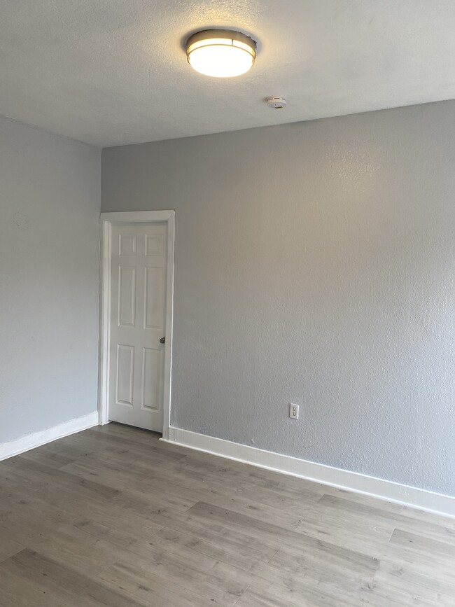 Photo - 813 W 43rd St