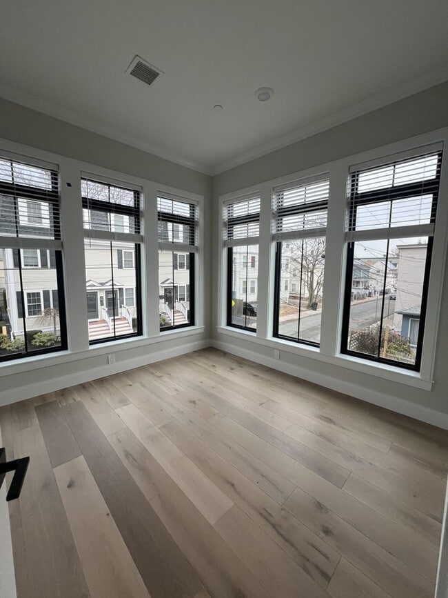 Photo - 147 Everett St