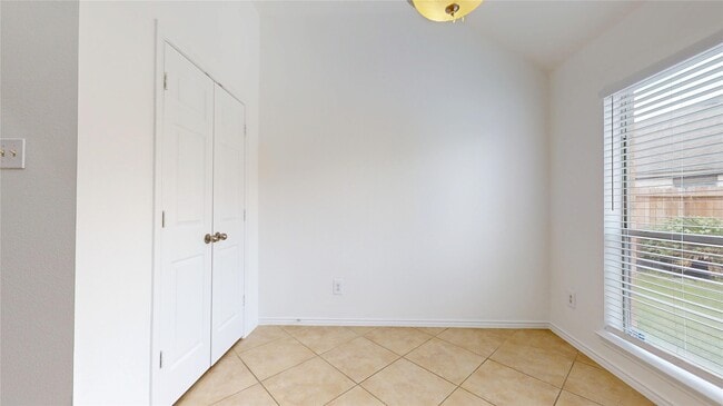 Building Photo - 2001 Balsam Lake Ln