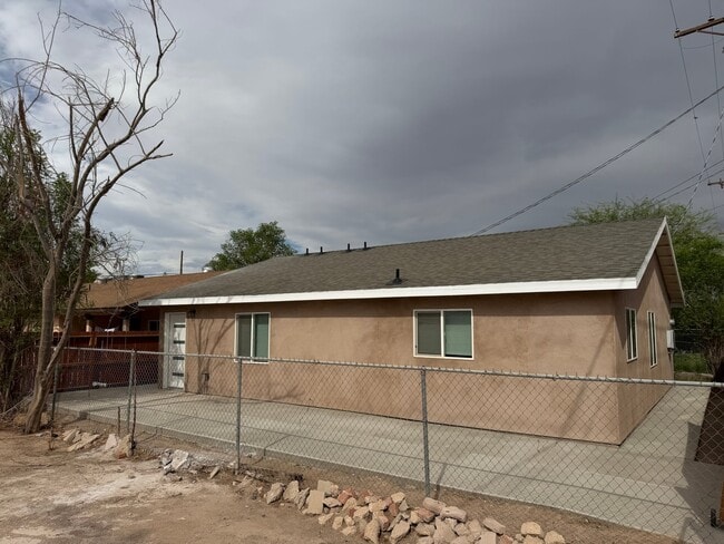 Building Photo - 1060 St