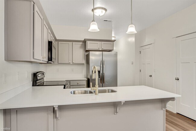 Photo - 3 br, 2 bath Condo - 563 N 360 W