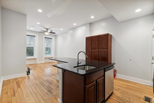 Building Photo - 1703 W Montgomery Ave Unit 2
