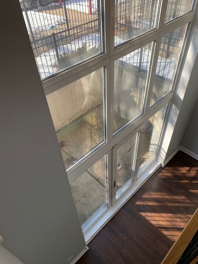 Ventana mirador frontal - 2327 S Sawyer Ave Unidad 1st floor B