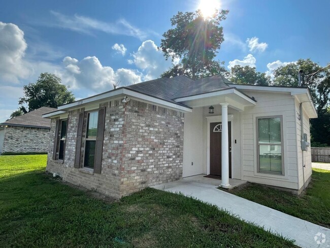 Building Photo - House: Ravier Lane Subdivision