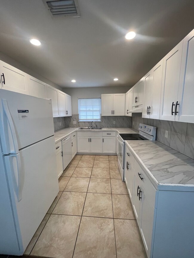 Photo - 190 Leeswood Cir