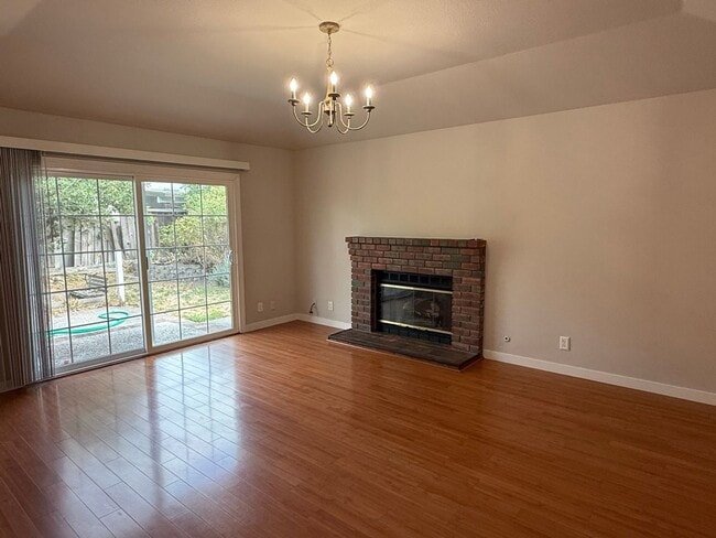 Photo - 929 Glenfinnan Way