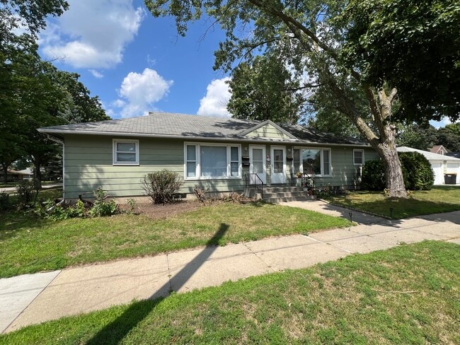 Building Photo - 703 10th St NE Unit 703 Rental