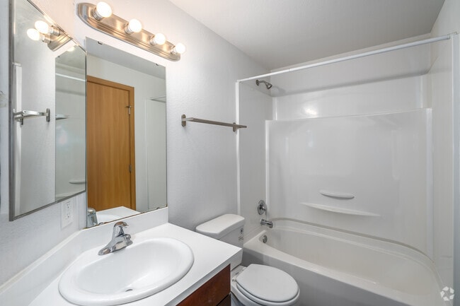 4BR, 3BA - 1,200SF - Bathroom