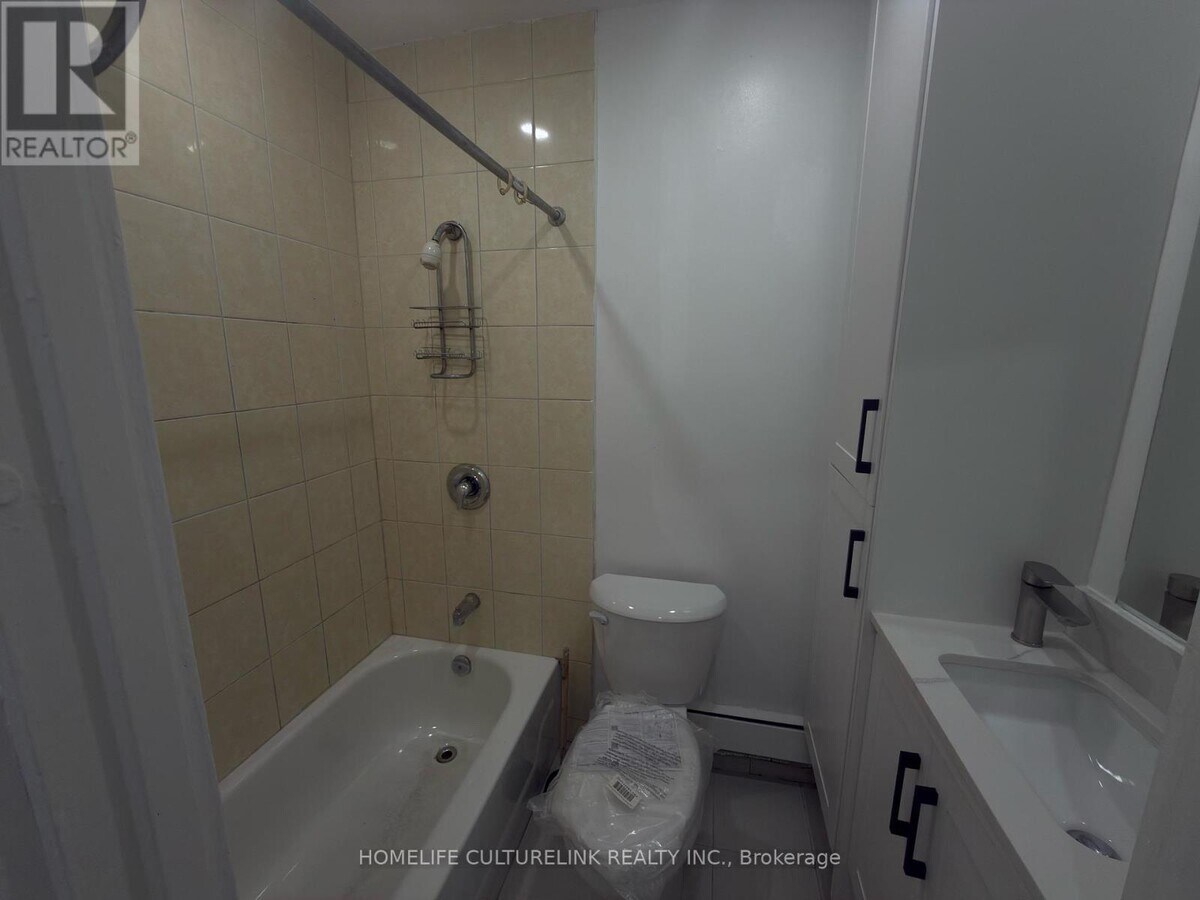 Photo - 737 Broadview Ave