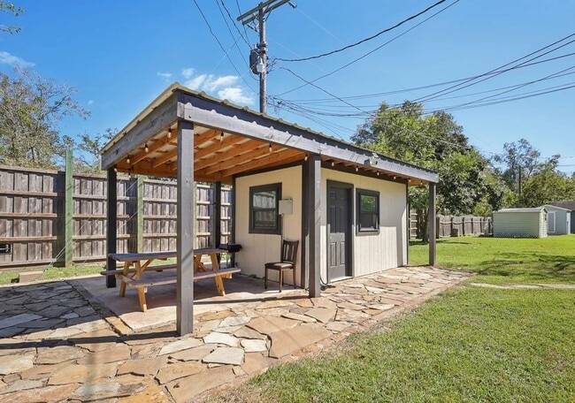 Building Photo - 201 S Kansas Ave Unit G