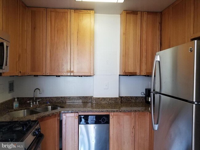 Building Photo - 1111 Arlington Blvd Unit 307