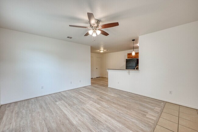 Photo - 1511 N Claremont Cir
