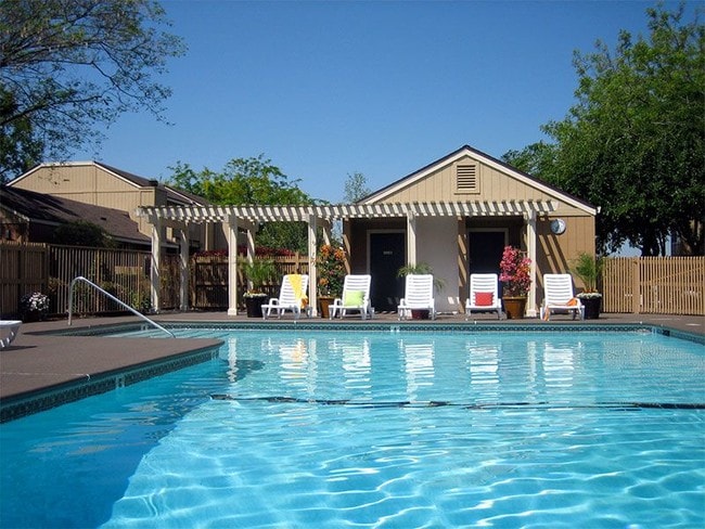 Family friendly pool with shaded terrace - Fox Hollow