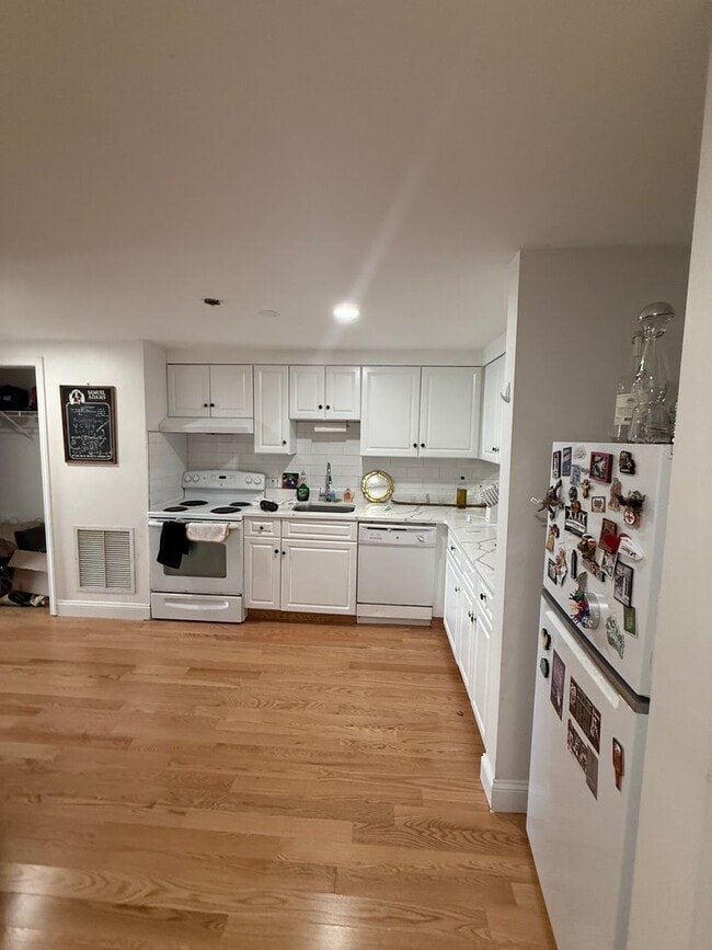 Building Photo - NO FEE!   Brighton 1 bed with CENTRAL AIR and PARKING available 8/1