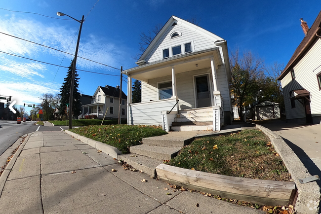 Building Photo - 720 S Main St Rental