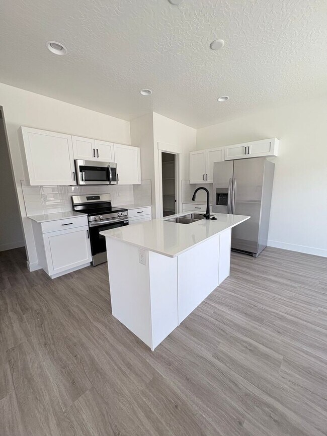 5669 S Weehawken Ln