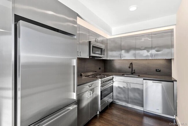 42-37-40 27th St Unit 7C