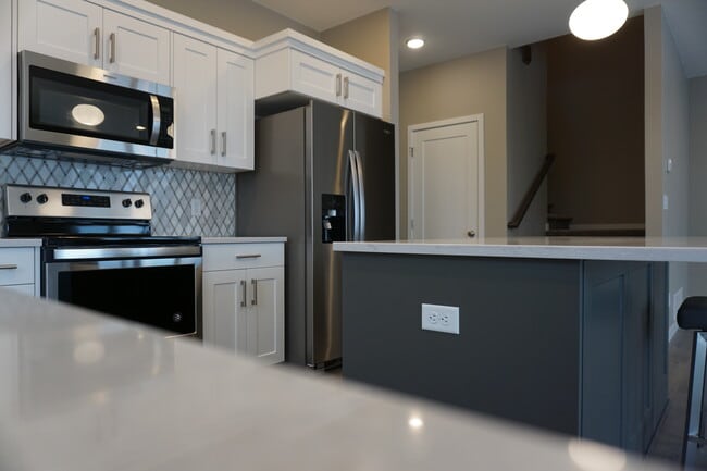 Stunning kitchen with quartz counter tops. - 3811 Stacy Dr Rental