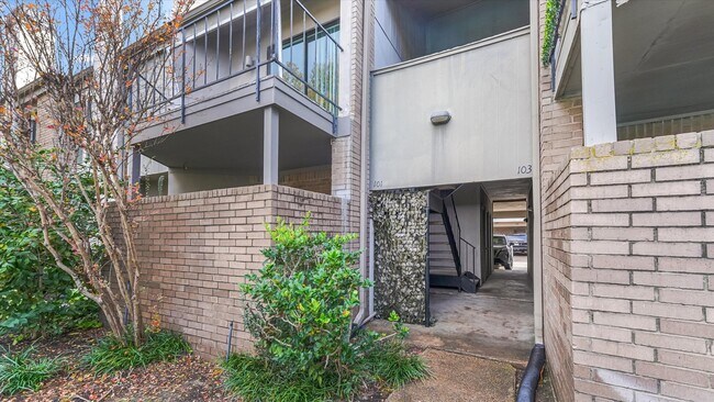 Building Photo - 10811 Richmond Ave. Unit 101