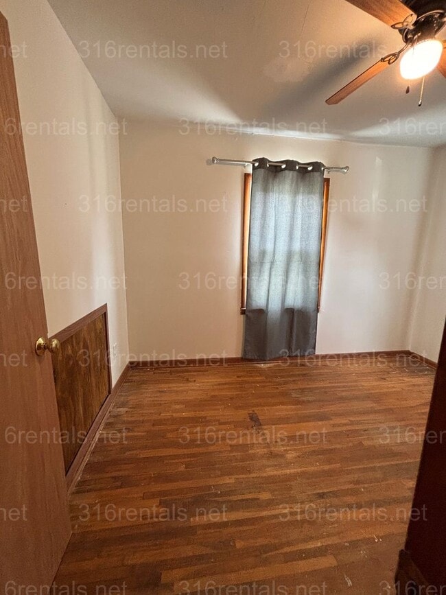 Building Photo - Three bed one bath house available now!