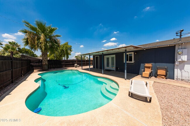 Photo - 1149 W 10th St