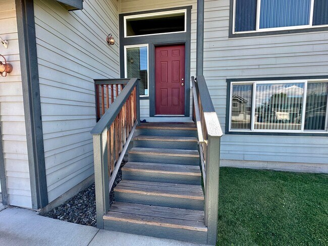 Photo - Large 5 Bedroom Home - North of CWU