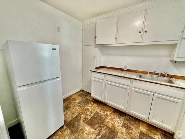 Building Photo - 1-Bedroom Apartment Move-in READY! Unit APT 6