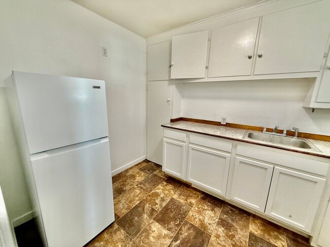 Building Photo - 1-Bedroom Apartment Move-in READY! Unit APT 6