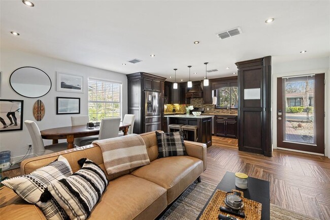 Photo - 1501 Broadmoor Dr