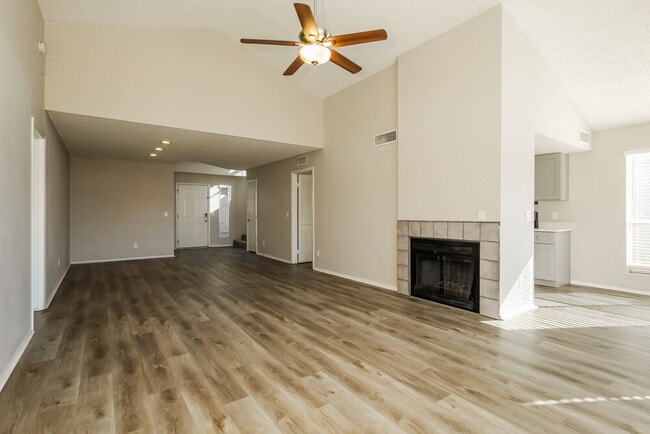 517 E Utopia Rd