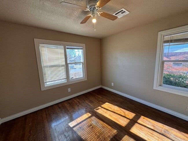 Photo - 3 bed, 1 and a 1/2 bath , one car garage! New paint, updates throughout and ready for move in!