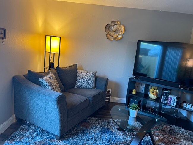 Spacious living room - 59 Meadowbrook Ave