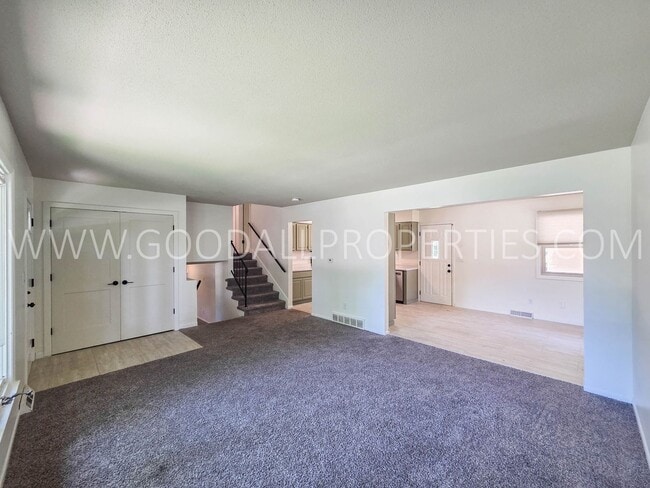 Photo - 4 Bedroom Split-Level Home for Rent in Urbandale – 2 Living Areas & Private Backyard!
