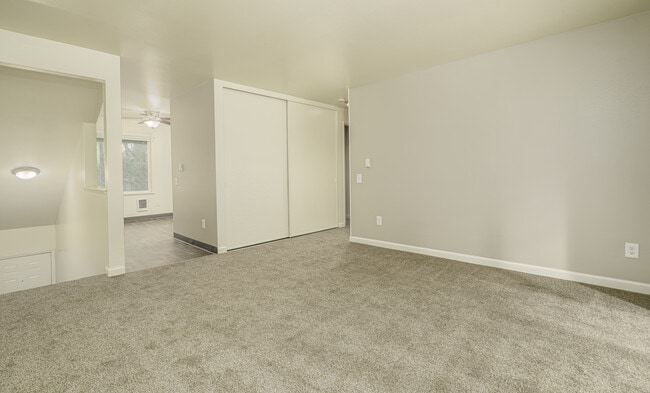 2X1L-Livingroom - Lynnwood Garden Village Apartments