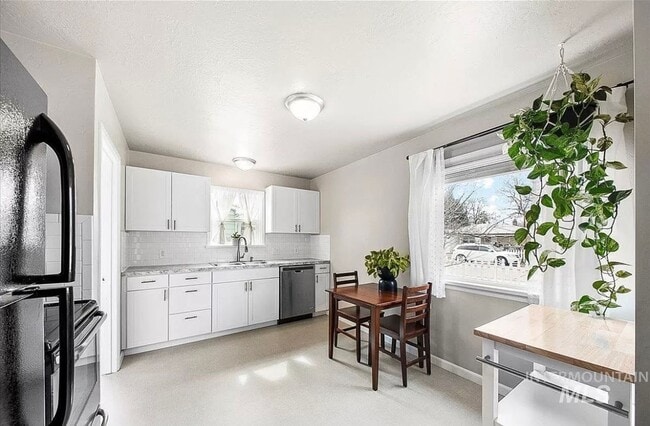 Photo - 2bd, 1b Cozy Home awaits in Boise Bench!