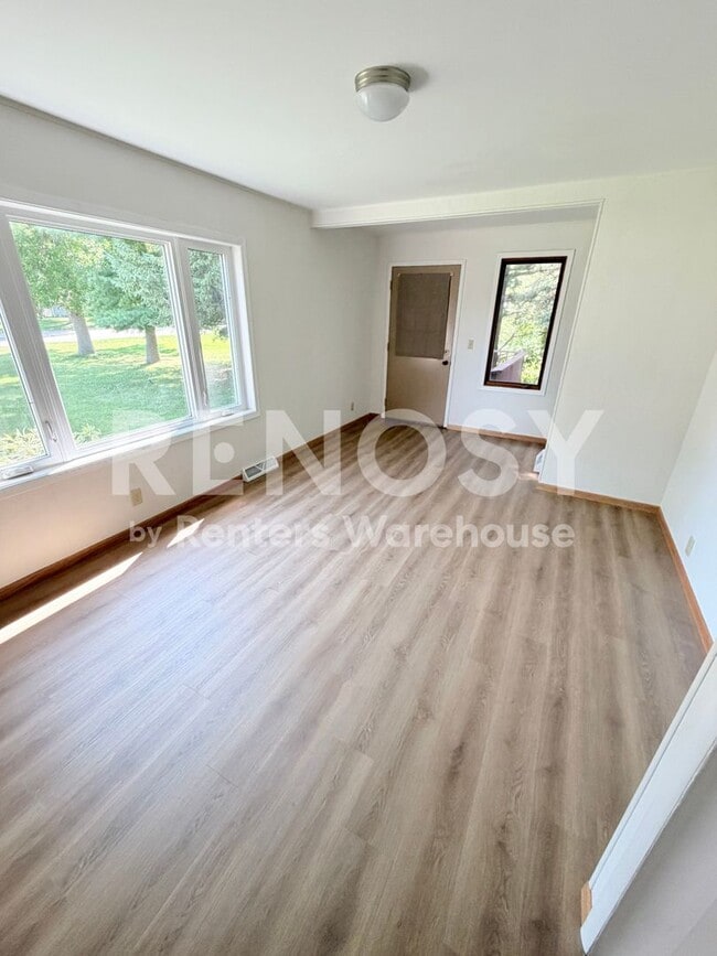 Photo - 320 Linden Ave W