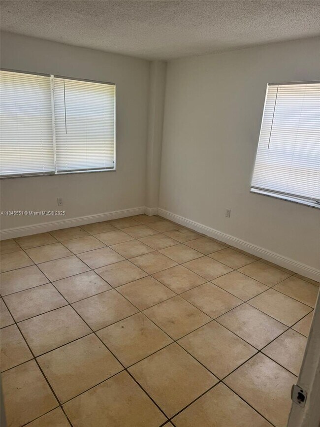 Photo - 1821 NE 168th St Unidad B-1