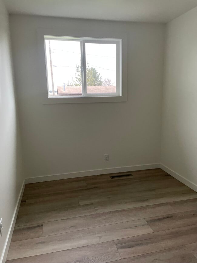 Photo - 345 Center St W