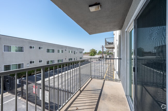 1BR, 1BA - 695SF - Balcony