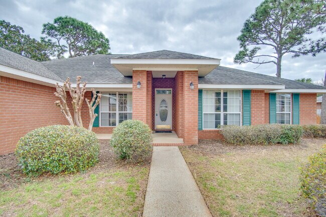 Photo - Stunning 4-Bed, 2-Bath Brick Home in Gulf Breeze – Vaulted Ceilings, Hardwood Floors, Granite Kit...