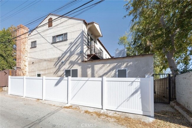 Photo - 1375 N Mentor Ave Unidad A