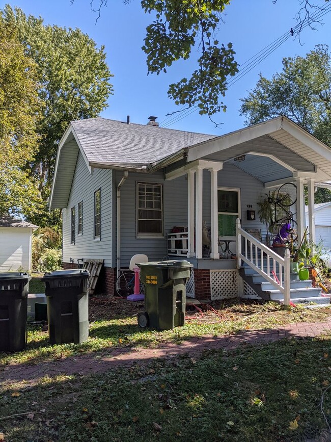 Charming 2-Bedroom House with Front Porch ... - Charming 2-Bedroom House with Front Porch ...